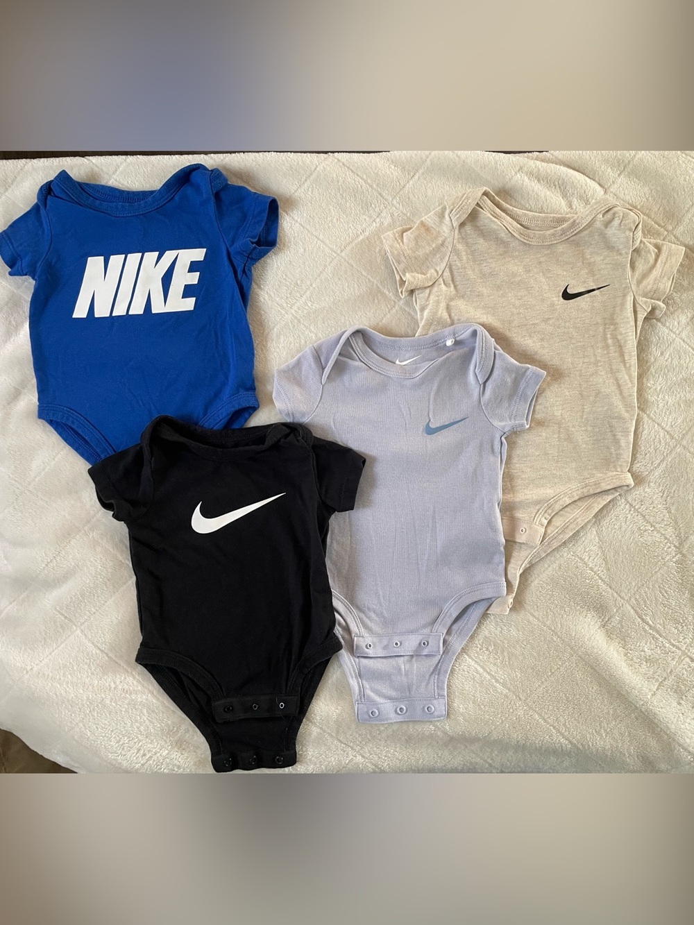 Nike Baby 3m Short-Sleeve Bodysuit Bundle 4-Pack | Like New